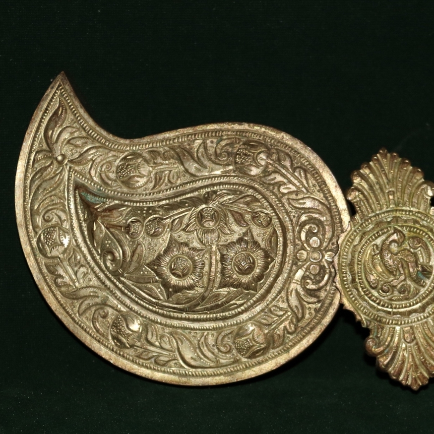 Пафти, богато украсени с флорални мотиви.